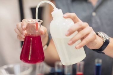 Kimya sınıfı üzerinde deneyler yapıyor öğrenciler