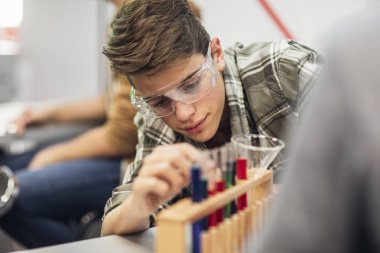 Kimya sınıfı üzerinde deneyler yapıyor öğrenciler