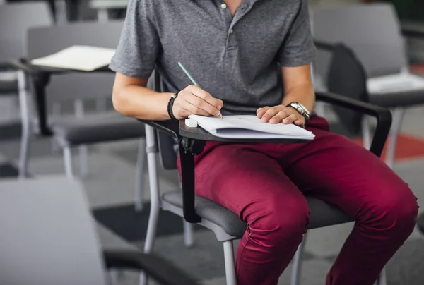 Estudante do sexo masculino tomando notas — Fotografia de Stock