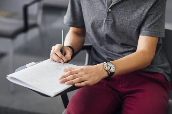 Studente maschio che prende appunti — Foto Stock