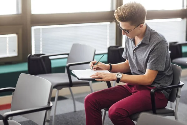 Estudiante masculino tomando notas — Foto de Stock