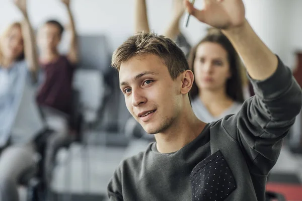 Estudantes Levantando as mãos para responder à pergunta — Fotografia de Stock