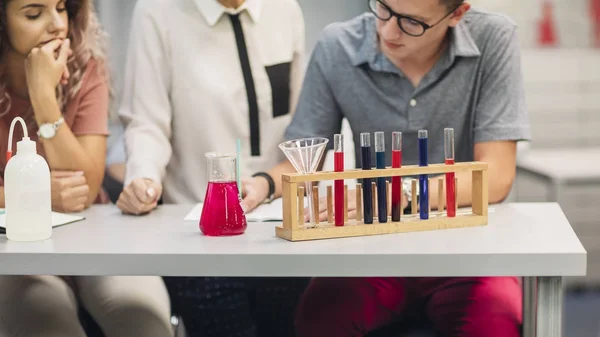 Estudantes Fazendo Experimentos em Química — Fotografia de Stock