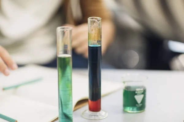 Studenti dělají pokusy na hodinu chemie — Stock fotografie