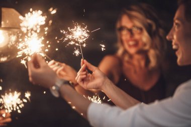 Kutlama sahip arkadaşlar