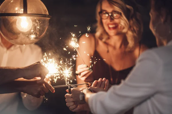 Freunde feiern — Stockfoto