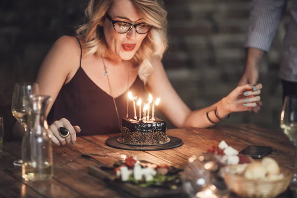 Hübsche Frau feiert Geburtstag — Stockfoto