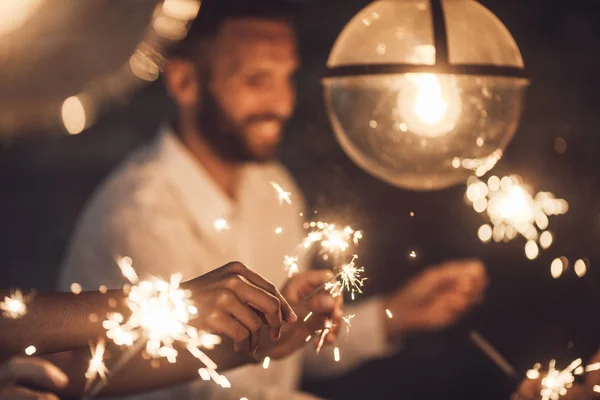 Amis ayant la célébration — Photo