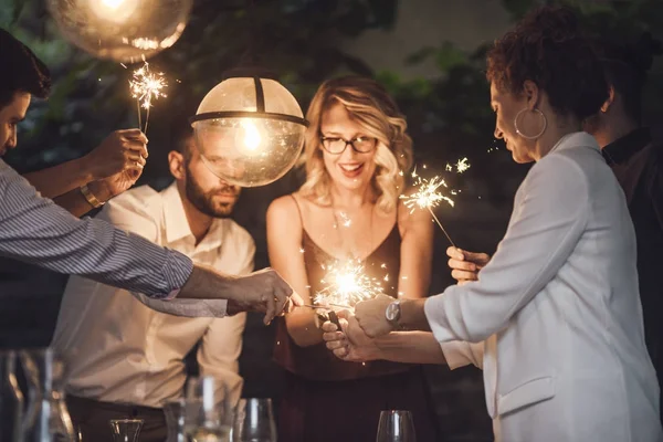 Vrienden hebben viering — Stockfoto