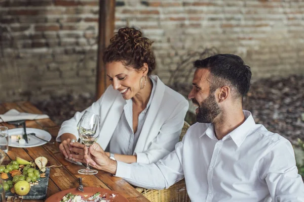 Casal que gosta de vinho e comida no restaurante — Fotografia de Stock