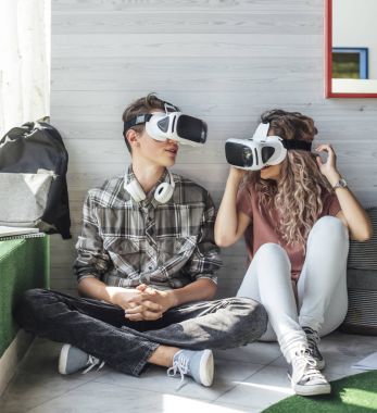 Sanal gerçeklik gözlük kullanan öğrenciler