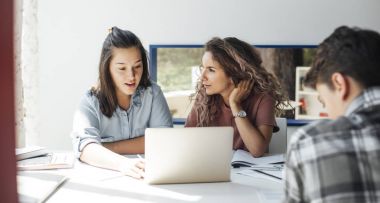 birlikte okuyan arkadaşlar