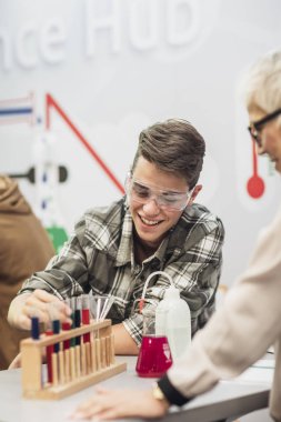 Kimya sınıfı öğrenci 