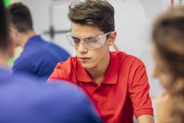 Kimya sınıfı okulda olan öğrenciler