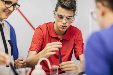 Kimya sınıfı okulda olan öğrenciler