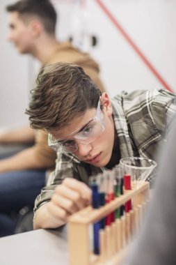 Kimya sınıfı öğrenci 