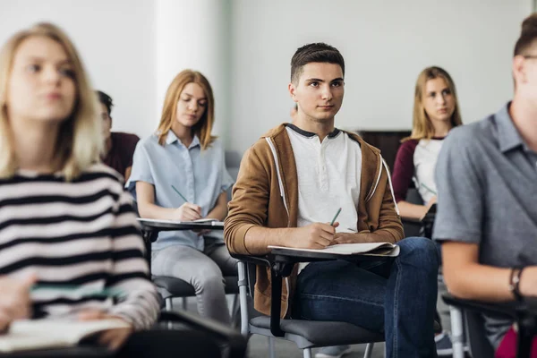 Estudiantes de secundaria en la escuela — Foto de Stock