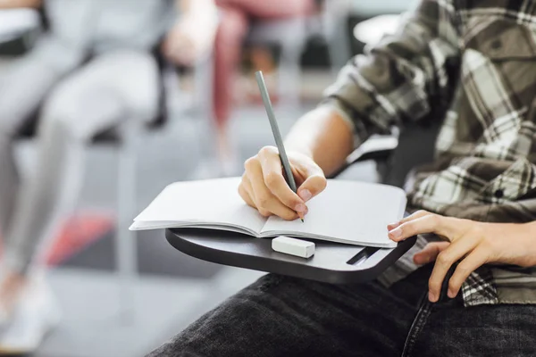 Studentessa prendere appunti — Foto Stock