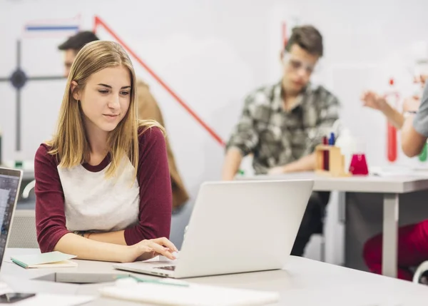 Ragazza High School Studente che studia a scuola — Foto Stock