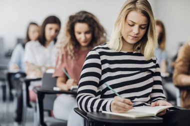 Sınıfında notları alan öğrenciler