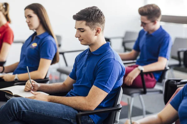 Sınıfında notları alan öğrenciler