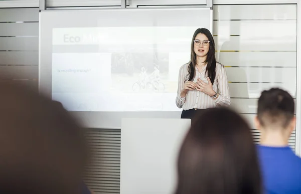 Mulher educadora fazendo apresentação — Fotografia de Stock