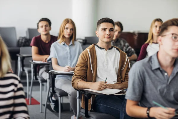 Estudiantes de secundaria en la escuela — Foto de Stock