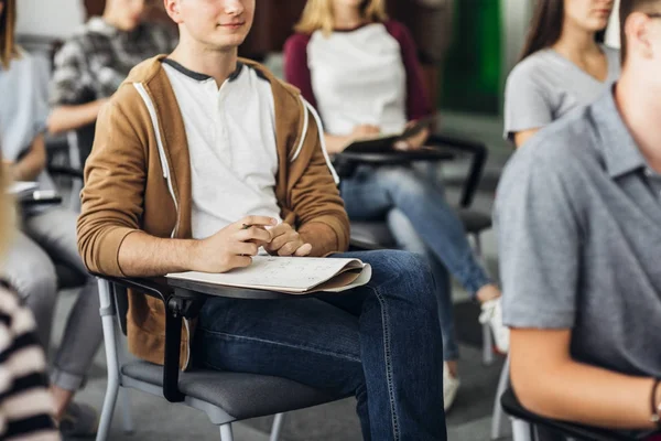 Studenti, pořizováním poznámek na třídu — Stock fotografie