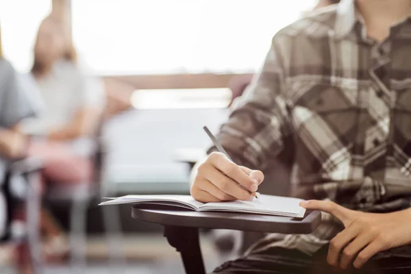 Schüler macht sich Notizen — Stockfoto