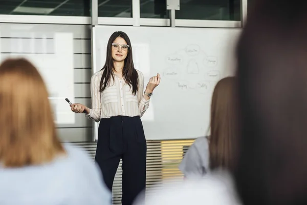 Mulher educadora fazendo apresentação — Fotografia de Stock