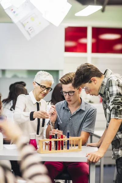 Estudantes em Química — Fotografia de Stock