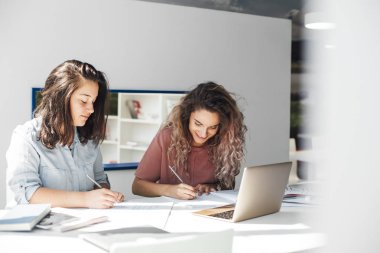 birlikte okuyan arkadaşlar