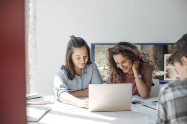 birlikte okuyan arkadaşlar