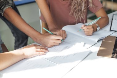 öğrencilerin not defterinde yazılı