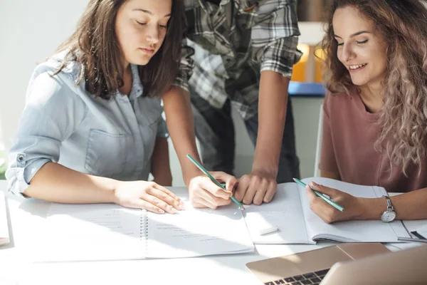 öğrencilerin not defterinde yazılı