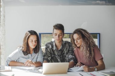 Lise öğrencilerinin okul birlikte yapıyor