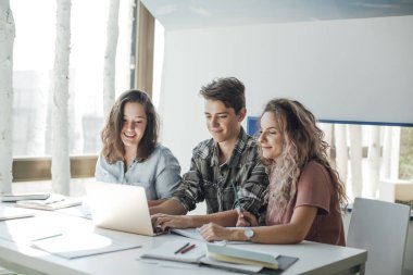 Lise öğrencilerinin okul birlikte yapıyor