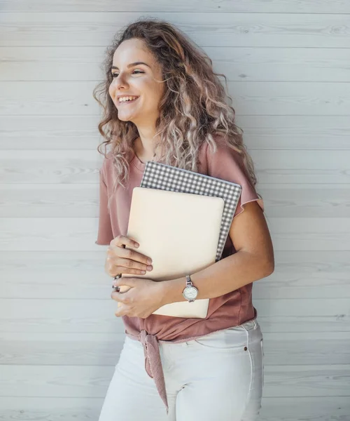 Retrato de una adolescente estudiante — Foto de Stock