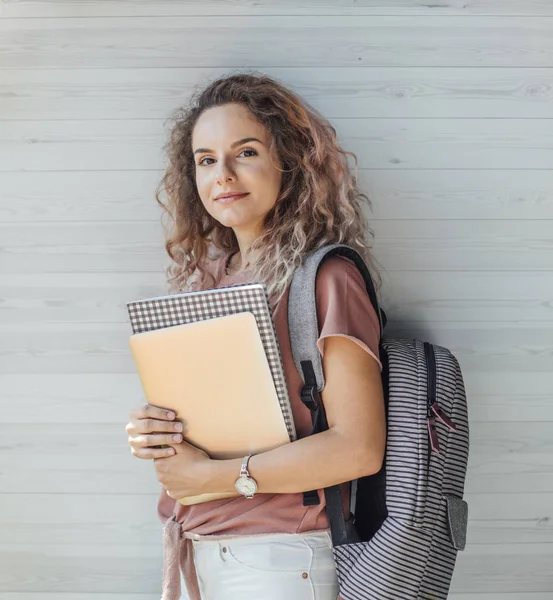 Retrato de uma adolescente estudante — Fotografia de Stock