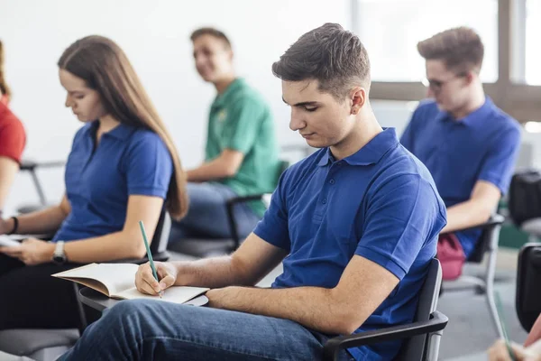 Sınıfında notları alan öğrenciler — Stok fotoğraf