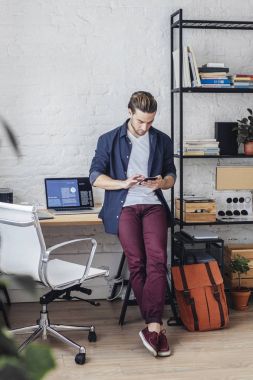 Adam cep telefonuyla yazarak