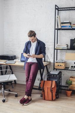 Adam cep telefonuyla yazarak