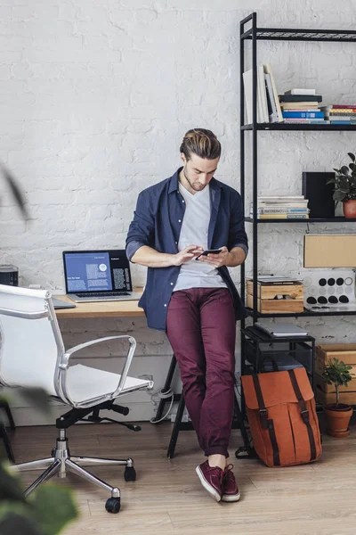 Adam cep telefonuyla yazarak