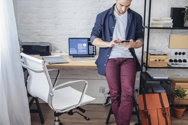 Hombre escribiendo en el teléfono celular — Foto de Stock