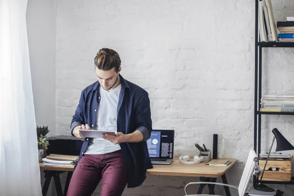 Mann mit Tablet — Stockfoto