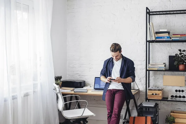 Adam cep telefonuyla yazarak