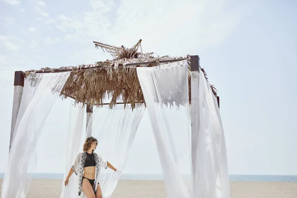 Porträtt av kvinna på stranden — Stockfoto