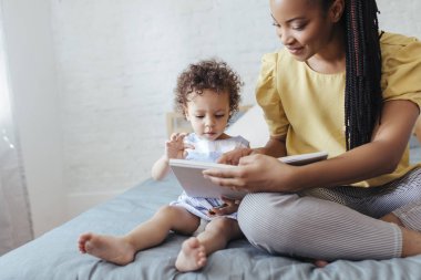 Anne çocuğunu bir kitap okuma