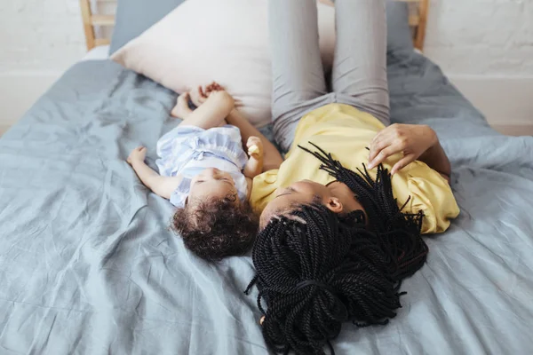 Mãe deitada com seu bebê — Fotografia de Stock