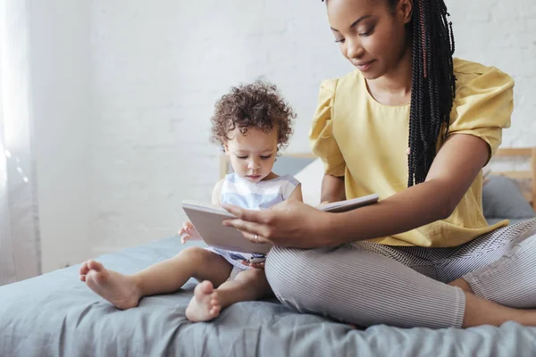 Moeder lezen van een boek van haar kind — Stockfoto